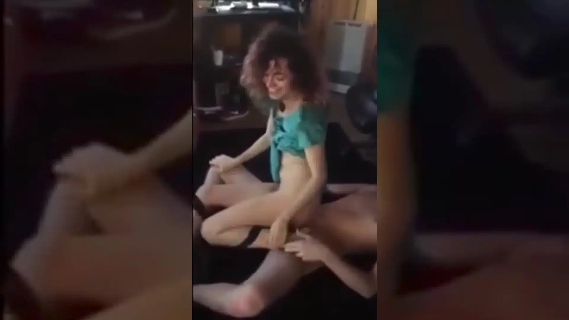 بيصور حبيبته وهي بتتناك من صحبو